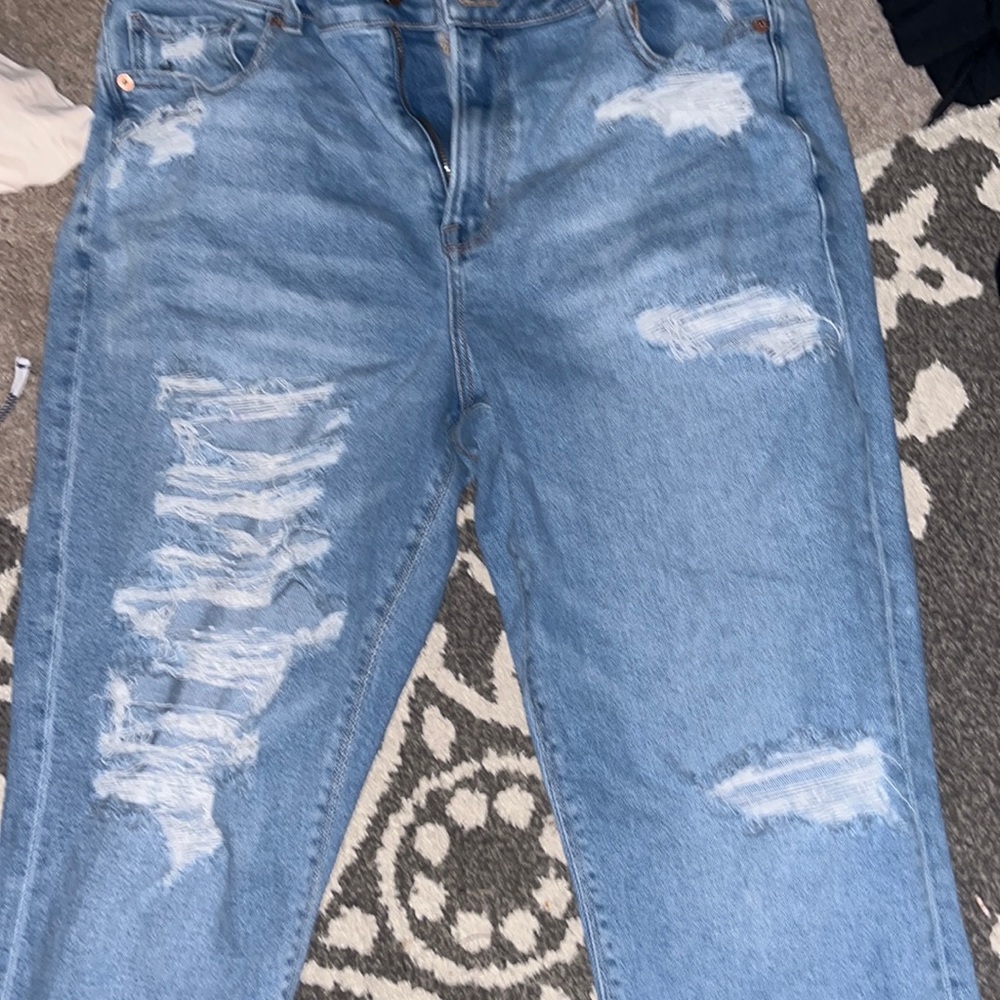 DISTRESSED BF JEANS